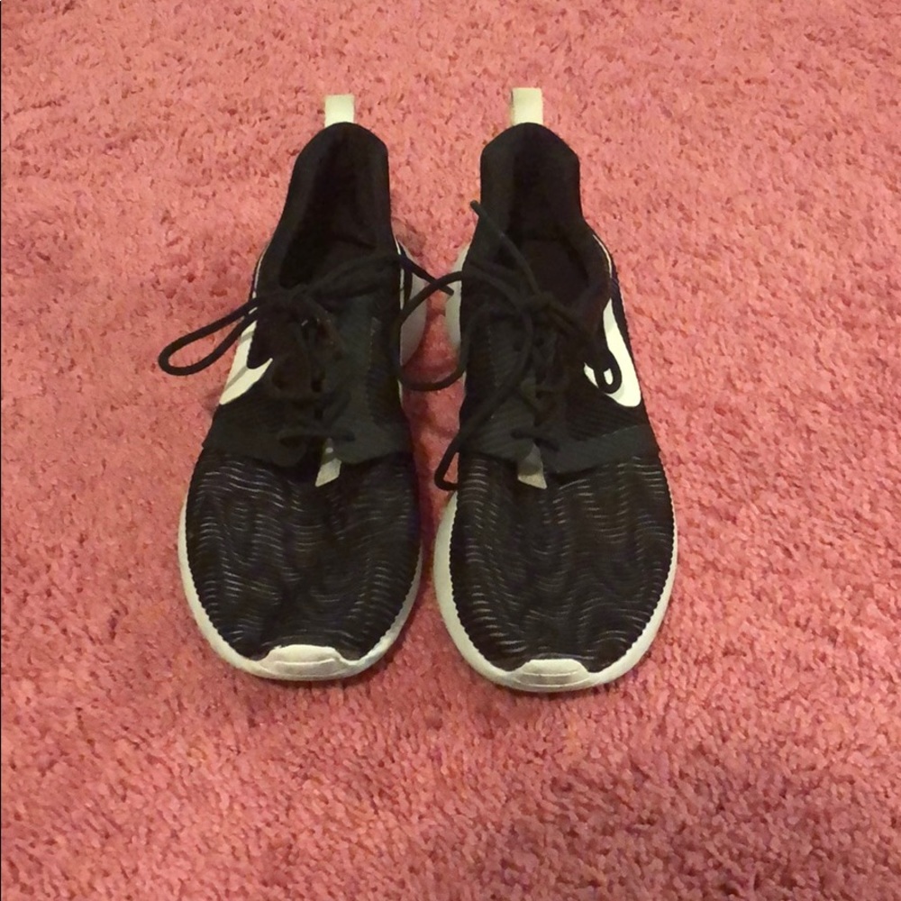 Nike Mesh Tennis Shoes